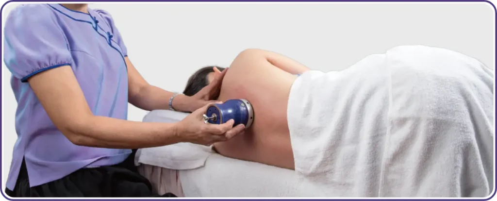 利用艾草燃燒後的溫潤熱氣，結合按摩手法